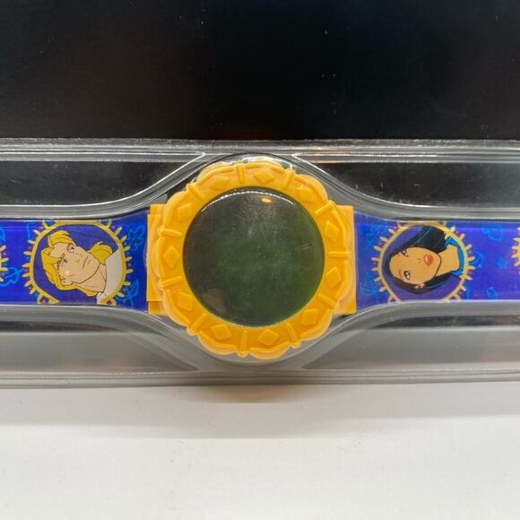 Disney 90's Pocahontas Hologram/Digital Watch - Picture 1 of 8